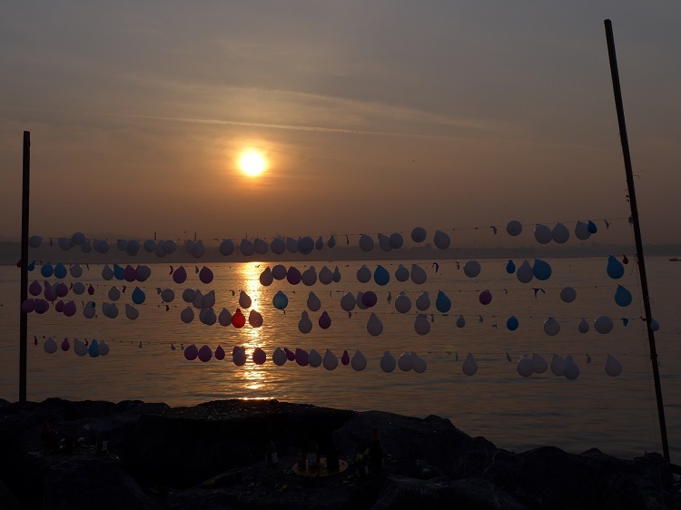 Sonnenaufgang mit Ballonschießen