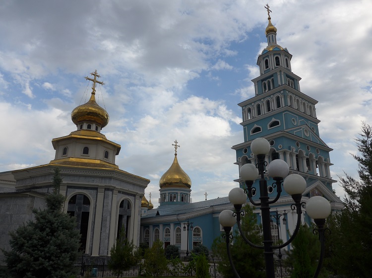 Russische Kirche in Taschkend. Da müssen die Frauen Kopftuch tragen. Ob das mit Jesus abgesprochen ist?