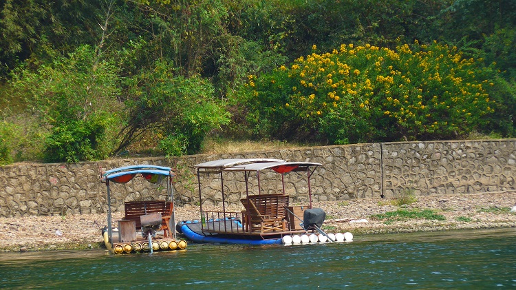 Bambusboote wurden wegen zu vielen Untergängen verboten! Spielverderber!