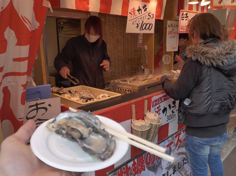 Auster Probierstation Fischmarkt Tokio. MUss ich nicht nochmal haben aber schmeckt nicht so schlecht wie es aussieht!