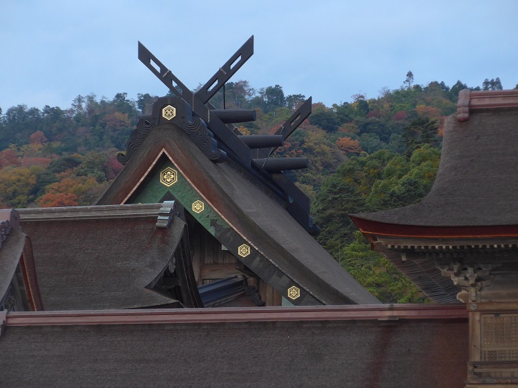 Die Dächer der Tempel sehen so aus. Hat bestimmt auch eine Bedeutung.