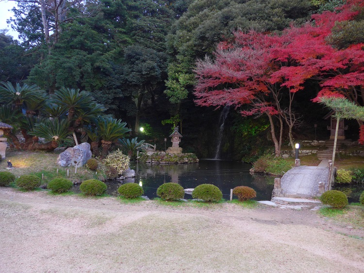 Es gibt schöne Gärten in Japan.