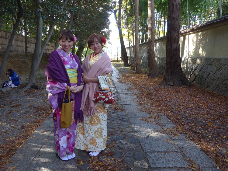 Traditionelles Kostüm japanischer Frauen.Wenn sie die kleinen Prinzessinin in so ein Kostüm stecken möchte man am liebsten eine eintüten und mitnehmen. Knuffig! 