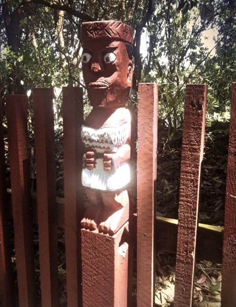 Gardians of maori. Überall stehen solche Figuren herum. 